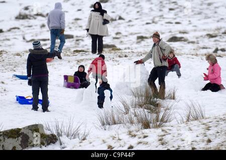 Brecon Beacons, UK. 5 Feb 2012. Famiglie godendo la neve a piani di armi nel Parco Nazionale di Brecon Beacons, il Galles Centrale di questo pomeriggio. Foto Stock