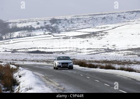 Brecon Beacons, UK. 5 Feb 2012. Gli automobilisti fanno il loro cammino lungo la A4059 Penderyn a Brecon in remoto su strada di montagna oggi al freddo e al gelo meteo. Foto Stock