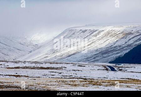 Brecon Beacons, UK. 5 Feb 2012. Gli automobilisti fanno il loro cammino lungo la A4059 Penderyn a Brecon in remoto su strada di montagna oggi al freddo e al gelo meteo. Foto Stock