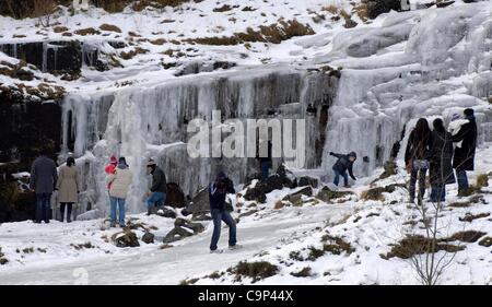 Brecon Beacons, UK. 5 Feb 2012. Famiglie fuori controllo a cascata ghiacciata vicino a piani di armi nel Parco Nazionale di Brecon Beacons, il Galles Centrale di questo pomeriggio. Foto Stock