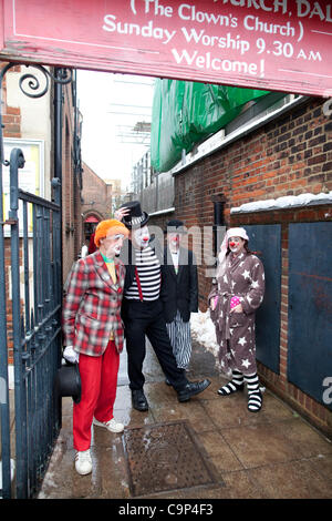 Clown servizio di Chiesa, Chiesa della Santa Trinità, Dalston, East London, Regno Unito. 05.02.2012 Clown si riuniranno presso la chiesa della Santa Trinità in Dalston, Est Londra per partecipare ad un servizio di chiesa in memoria di Giuseppe Grimaldi, Il più celebre clown in inglese. Foto Stock