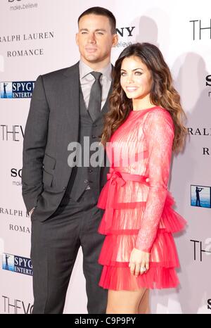 Channing Tatum, Jenna Dewan Tatum presso gli arrivi per il voto Premiere, Grauman's Chinese Theatre di Los Angeles, CA 6 febbraio 2012. Foto di: Emiley Schweich/Everett Collection Foto Stock