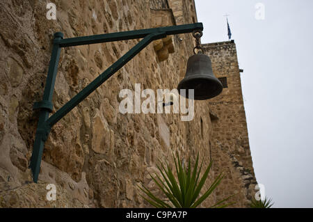 Campanello all ingresso della Chiesa Ortodossa Greca Valle della Croce monastero dove due vetture sono state vandalizzato durante la notte. Pneumatici per auto sono stati drasticamente ridotti e sono state disseminate con anti-graffiti cristiana. Gerusalemme, Israele. 7 febbraio 2012. In quello che sembra essere un onda di intensificazione di ultra-intolleranza religiosa sw Foto Stock