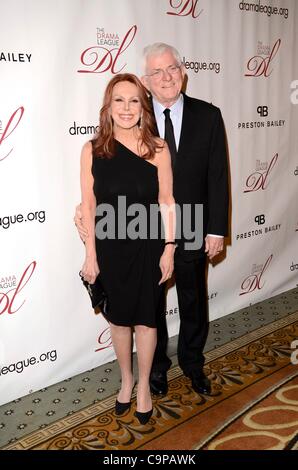 Marlo Thomas, Phil Donahue presso gli arrivi per il Dramma League di New York 2012 Celebrazione musicale di Broadway beneficio, , New York, NY Febbraio 6, 2012. Foto di: Eric Reichbaum/Everett Collection Foto Stock