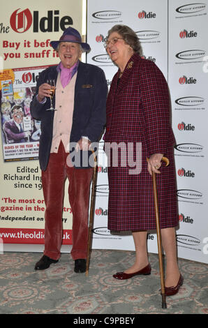 London, Regno Unito 07/02/2012 ospiti partecipa al oldie of the Year Awards 2012 a Simpson-nel-Strand, Londra. (Photo credit: Photobeat Immagini/Alamy) Foto Stock