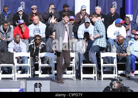 Eli Manning ad una apparizione pubblica per New York City ospita la celebrazione per il Super Bowl XLVI Champions New York Giants, City Hall Plaza, New York, NY Febbraio 7, 2012. Foto di: Andres Otero/Everett Collection Foto Stock