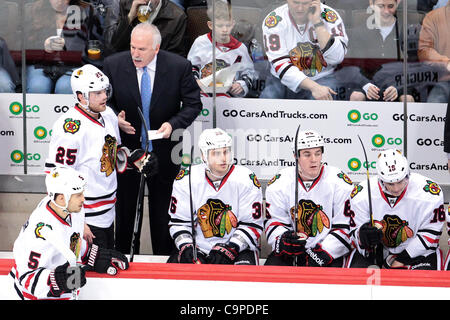 Febbraio 7, 2012 - Denver, Colorado, Stati Uniti - Chicago Blackhawks head coach Joel Quenneville colloqui con Chicago Blackhawks ala sinistra Viktor Stalberg (25) durante un arresto del gioco nel primo periodo. Dopo un periodo il cliente è legato 0-0. Il Colorado Avalanche ha ospitato il Chicago Blackhawks a Foto Stock