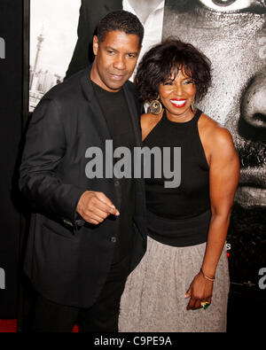 Febbraio 7, 2012 - New York New York, Stati Uniti - Attore Denzel Washington e PAULETTA WASHINGTON frequentare la New York premiere di 'Safe House" tenutasi presso il Teatro SVA. (Credito Immagine: © Nancy Kaszerman/ZUMAPRESS.com) Foto Stock