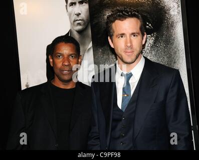 Denzel Washington, Ryan Reynolds presso gli arrivi per casa sicuro Premiere, Scuola di Arti Visive (SVA) Theatre di New York, NY Febbraio 7, 2012. Foto di: Desiree Navarro/Everett Collection Foto Stock