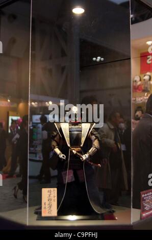 8 febbraio 2012 : Tokyo, Giappone - Darth Vader indossando tradizionale giapponese armor è visualizzato per la 73rd Tokyo International Gift show 2012 presso il Tokyo Big Sight. Ci sono oltre 3 milioni di articoli regalo inclusi prodotti e beni di uso quotidiano. 2500 espositori vetrina i loro prodotti unici. Questo exhibiti Foto Stock