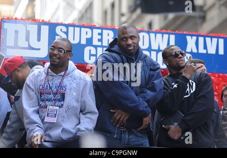 Ahmad Bradshaw, Brandon Jacobs ad una apparizione pubblica per New York City Ticker-Tape Parade onori Super Bowl XLVI Champions New York Giants, Canyon degli eroi, New York, NY Febbraio 7, 2012. Foto di: Kristin Callahan/Everett Collection Foto Stock