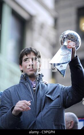 Eli Manning ad una apparizione pubblica per New York City Ticker-Tape Parade onori Super Bowl XLVI Champions New York Giants, Canyon degli eroi, New York, NY Febbraio 7, 2012. Foto di: Kristin Callahan/Everett Collection Foto Stock