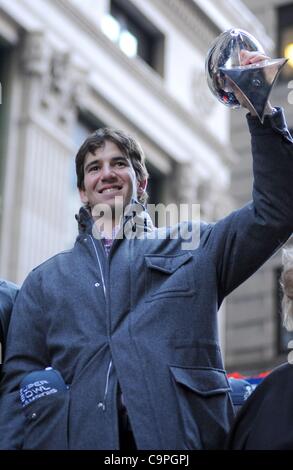 Eli Manning ad una apparizione pubblica per New York City Ticker-Tape Parade onori Super Bowl XLVI Champions New York Giants, Canyon degli eroi, New York, NY Febbraio 7, 2012. Foto di: Kristin Callahan/Everett Collection Foto Stock