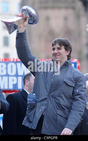 Eli Manning ad una apparizione pubblica per New York City Ticker-Tape Parade onori Super Bowl XLVI Champions New York Giants, Canyon degli eroi, New York, NY Febbraio 7, 2012. Foto di: Kristin Callahan/Everett Collection Foto Stock