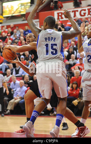 Febbraio 08, 2012 - Newark, New Jersey, Stati Uniti - Rutgers Scarlet Knights avanti/center Austin Johnson (21) guarda per un'apertura contro Seton Hall Pirates avanti Herb Papa (15) durante la seconda metà orientale grande NCAA Basketball tra la Rutgers Scarlet Knights e Seton Hall Pirates al Louis Athle marrone Foto Stock