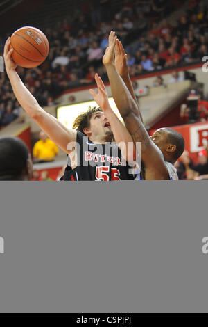 Febbraio 08, 2012 - Newark, New Jersey, Stati Uniti - Rutgers Scarlet Knights avanti Gilvydas Biruta (55) ganci un cestello oltre il Seton Hall Pirates avanti Herb Papa (15) durante la seconda metà orientale grande NCAA Basketball tra la Rutgers Scarlet Knights e Seton Hall Pirates al Louis Brown centro atletico. Impostare Foto Stock