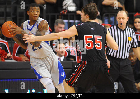 Febbraio 08, 2012 - Newark, New Jersey, Stati Uniti - Seton Hall Pirates guard/avanti Fuquan Edwin (23) guarda per un passato di apertura Rutgers Scarlet Knights avanti Gilvydas Biruta (55) durante la seconda metà orientale grande NCAA Basketball tra la Rutgers Scarlet Knights e Seton Hall Pirates al Louis Athle marrone Foto Stock