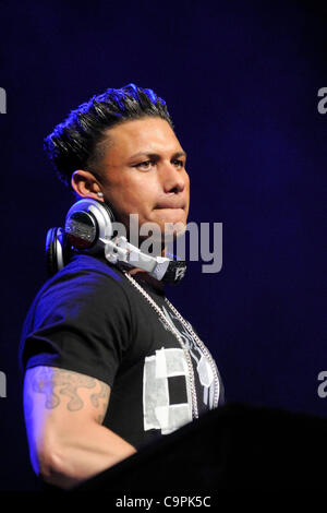 Febbraio 8, 2012, Toronto, Canada - Paolo "DJ Pauly D" DelVecchio suona presso l'Accademia del suono. Foto Stock