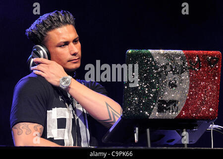 Febbraio 8, 2012, Toronto, Canada - Paolo "DJ Pauly D" DelVecchio suona presso l'Accademia del suono. Foto Stock