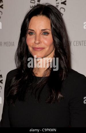 Courtney Cox presso gli arrivi per COUGAR TOWN terza stagione Premiere Screening e pannello, Paley Centre for Media, Beverly Hills, CA 8 febbraio 2012. Foto di: Emiley Schweich/Everett Collection Foto Stock