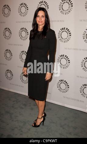 Courtney Cox presso gli arrivi per COUGAR TOWN terza stagione Premiere Screening e pannello, Paley Centre for Media, Beverly Hills, CA 8 febbraio 2012. Foto di: Emiley Schweich/Everett Collection Foto Stock