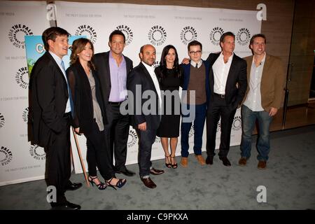 Bill Lawrence, Christa Miller, Josh Hopkins, Ian Gomez, Courtney Cox, Dan Byrd, Brian Van Holt, Kevin Biegel presso gli arrivi per COUGAR TOWN terza stagione Premiere Screening e pannello, Paley Centre for Media, Beverly Hills, CA 8 febbraio 2012. Foto di: Emiley Schweich/Everett Collection Foto Stock