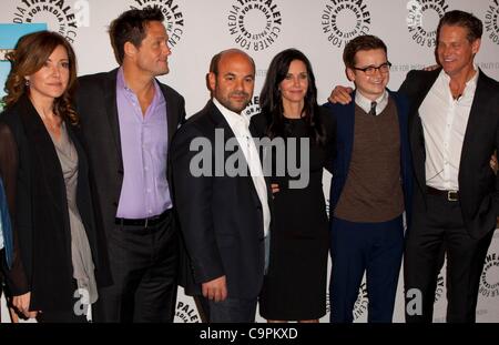 Christa Miller, Josh Hopkins, Ian Gomez, Courtney Cox, Dan Byrd, Brian Van Holt presso gli arrivi per COUGAR TOWN terza stagione Premiere Screening e pannello, Paley Centre for Media, Beverly Hills, CA 8 febbraio 2012. Foto di: Emiley Schweich/Everett Collection Foto Stock