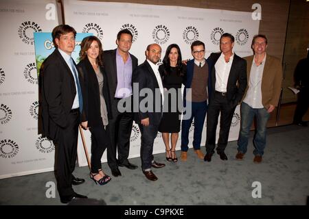 Bill Lawrence, Christa Miller, Josh Hopkins, Ian Gomez, Courtney Cox, Dan Byrd, Brian Van Holt, Kevin Biegel presso gli arrivi per COUGAR TOWN terza stagione Premiere Screening e pannello, Paley Centre for Media, Beverly Hills, CA 8 febbraio 2012. Foto di: Emiley Schweich/Everett Collection Foto Stock