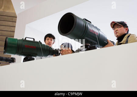 Febbraio 9, 2012 a Yokohama, Giappone - Visitatori provare il Sigma ultra-teleobiettivo con zoom al CP+ Fotocamera e Photo Imaging Show 2012. La manifestazione si terrà dal 9-12 febbraio. (Foto di Christopher Jue/AFLO) Foto Stock