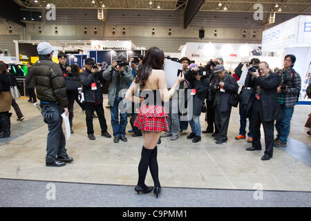 Febbraio 9, 2012 a Yokohama, Giappone - Visitatori di scattare delle foto di un modello di campagna al CP+ Fotocamera e Photo Imaging Show 2012. La manifestazione si terrà dal 9-12 febbraio. (Foto di Christopher Jue/AFLO) Foto Stock