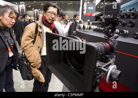 Febbraio 9, 2012 a Yokohama, Giappone - Visitatori guardare la Canon EOS C300 digitale fotocamera cine al CP+ Fotocamera e Photo Imaging Show 2012. La manifestazione si terrà dal 9-12 febbraio. (Foto di Christopher Jue/AFLO) Foto Stock