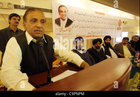 Evacuee Trust scheda Proprietà ETPB (Presidente), Syed Asif Hashmi indirizzi alla cerimonia disposti dal Pakistan Gurdwara Sikh Prabandhak Committee (PSGPC) svoltasi a Peshawar, giovedì 09 febbraio, 2012. Foto Stock