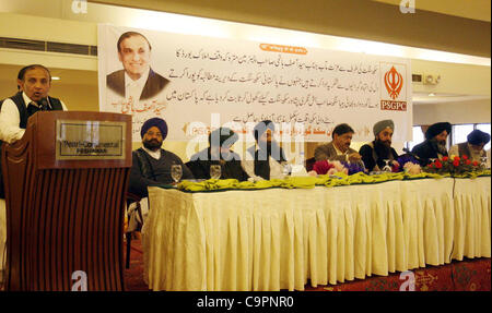 Evacuee Trust scheda Proprietà ETPB (Presidente), Syed Asif Hashmi indirizzi alla cerimonia disposti dal Pakistan Gurdwara Sikh Prabandhak Committee (PSGPC) svoltasi a Peshawar, giovedì 09 febbraio, 2012. Foto Stock