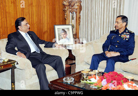 Presidente Asif Ali Zardari in riunione con il capo del personale aereo, Air Chief Marshal.Rao Qamar Suleman a Aiwan-e-Sadr a Islamabad, giovedì 09 febbraio, 2012. Foto Stock