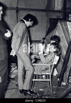 I BEATLES presso il teatro - La Scala, in Charlotte-Street, St.Pancras, London 1964.Paul McCartney con Ringo Starr , George Harrison.fornito da foto, inc.(Immagine di credito: Â© fornito dal mondo foto, Inc/Globe foto/ZUMAPRESS.com) Foto Stock