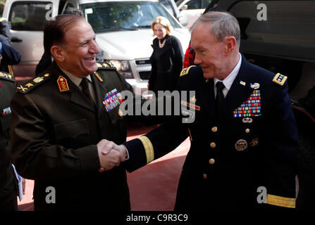 Stati Uniti Presidente del Comune di capi di Stato Maggiore, Gen. Martin Dempsey, destra, scuote le mani con Lt. Gen. Sami Anan, sinistra, al momento del suo arrivo a soddisfare con il maresciallo di campo Mohamed Hussein Tantawi, capo d'Egitto con la sua sentenza del consiglio militare, presso il Ministero della Difesa del Cairo in Egitto, sabato 11 febbraio, 2012. (AP P Foto Stock