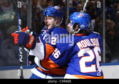 Febbraio 11, 2012 - Uniondale, New York, Stati Uniti - New York isolani defenceman Mark Streit (2) e l'ala sinistra Matt Moulson (26) celebrare dopo aver vinto la partita contro il re de Los Angeles durante le ore di lavoro straordinario a Nassau Veterans Memorial Coliseum, Uniondale, NY. Isolani ha vinto in lavoro straordinario, 2-1. (Cred Foto Stock