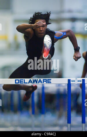 Febbraio 11, 2012 - Newark, Delaware, Stati Uniti d'America - 02/11/12 Newark DE: Hodgson Vo-Tech Senior Charles Wulff competere nei ragazzi 55 metri ostacoli allo stato pista coperta e campionati di campo all'Università di Delaware Field House in Newark Delaware sabato 11 febbraio, 2012 a nel Ne Foto Stock