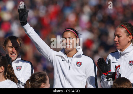 Febbraio 11, 2012 - Frisco, Texas, US - STATI UNITI Donna National Soccer avanti Alex Morgan (13) onde per la folla prima del match tra la US Donna Team Nazionale e Nuova Zelanda la squadra nazionale. A metà, la US lis legato con la Nuova Zelanda 0-0 a FC Dallas Stadium. (Credito Immagine: © Andrew Dieb/ Foto Stock