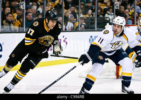Febbraio 11, 2012 - Boston, Massachusetts, STATI UNITI - Boston Bruins ala sinistra Milano Lucic (17) pattini passato Nashville Predators centre David Legwand (11) nel primo periodo del gioco al TD Garden di Boston, Massachusetts. I Bruins battere i predatori 4 - 3. (Credito Immagine: © contrassegnare la casella/Southcreek/ZUMAPRESS.com) Foto Stock