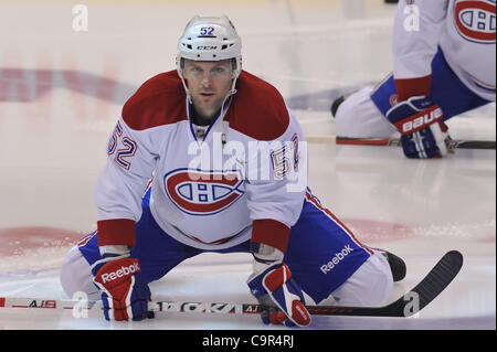 Febbraio 11, 2012 - Toronto, Ontario, Canada - Montreal Canadiens avanti Mathieu Darche (52) si riscalda prima di iniziare una partita con il Toronto Maple Leafs all'Air Canada Centre. (Credito Immagine: © Keith Hamilton/Southcreek/ZUMAPRESS.com) Foto Stock