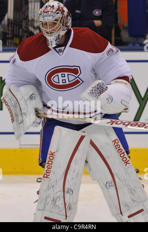 Febbraio 11, 2012 - Toronto, Ontario, Canada - Montreal Canadiens goalie Carey prezzo (31) si riscalda prima della partita con il Toronto Maple Leafs all'Air Canada Centre. (Credito Immagine: © Keith Hamilton/Southcreek/ZUMAPRESS.com) Foto Stock