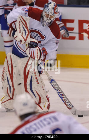 Febbraio 11, 2012 - Toronto, Ontario, Canada - Montreal Canadiens goalie Peter Budaj (30) si riscalda prima della partita con il Toronto Maple Leafs all'Air Canada Centre. (Credito Immagine: © Keith Hamilton/Southcreek/ZUMAPRESS.com) Foto Stock