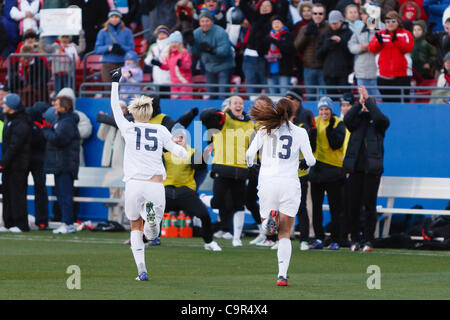 Febbraio 11, 2012 - Frisco, Texas, US - STATI UNITI Donna National Soccer avanti Alex Morgan (13) e il centrocampista Megan Rapinoe (15) eseguire il diversivo per celebrare Morgan's gioco goal vincente durante il 93minuto tra noi della donna del Team Nazionale e Nuova Zelanda la squadra nazionale. Il noi sconfigge Nuova Ze Foto Stock