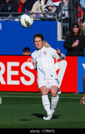 Febbraio 11, 2012 - Frisco, Texas, US - STATI UNITI Donna National Soccer Defender Kelley OÃ•Hara (5) attraversa la sfera durante l'azione tra la US Donna Team Nazionale e Nuova Zelanda la squadra nazionale. Il noi sconfigge la Nuova Zelanda 2-1 in tempo extra a FC Dallas Stadium. (Credito Immagine: © Andrew Dieb/Southcree Foto Stock