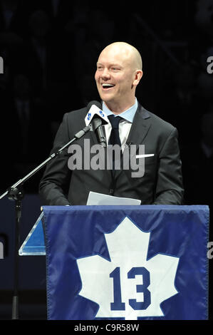 Febbraio 11, 2012 - Toronto, Ontario, Canada - Matts Sundin risolve il Toronto Maple Leafs appassionati al Air Canada Centre prima che il suo numero è ritirato. (Credito Immagine: © Keith Hamilton/Southcreek/ZUMAPRESS.com) Foto Stock