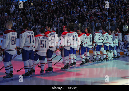 Febbraio 11, 2012 - Toronto, Ontario, Canada - Montreal Canadiens prendere l'inno nazionale prima del loro gioco con il Toronto Maple Leafs all'Air Canada Centre. (Credito Immagine: © Keith Hamilton/Southcreek/ZUMAPRESS.com) Foto Stock