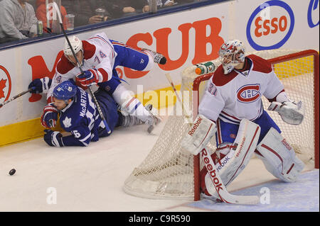 Febbraio 11, 2012 - Toronto, Ontario, Canada - Montreal Canadiens defenceman Alexei Emelin (74) controlli Toronto Maple Leafs avanti Clarke MacArthur (16) nel primo periodo azione a Air Canada Centre. (Credito Immagine: © Keith Hamilton/Southcreek/ZUMAPRESS.com) Foto Stock