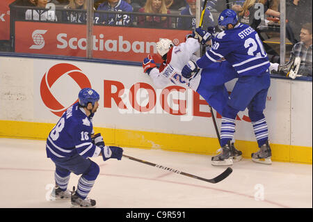 Febbraio 11, 2012 - Toronto, Ontario, Canada - Toronto Maple Leafs avanti David Steckel (20) controlli Montreal Canadiens defenceman Chris Campoli (17) nel primo periodo azione a Air Canada Centre. (Credito Immagine: © Keith Hamilton/Southcreek/ZUMAPRESS.com) Foto Stock