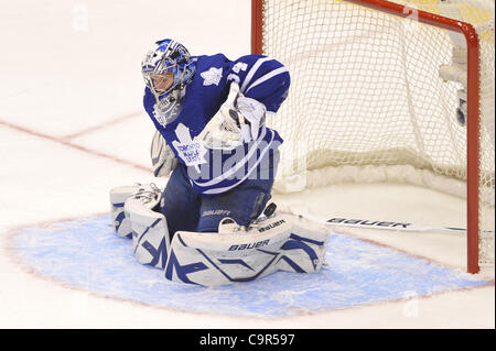 Febbraio 11, 2012 - Toronto, Ontario, Canada - Toronto Maple Leafs goalie James Reimer (34) rende il salvataggio senza il suo bastone nel primo periodo azione a Air Canada Centre. (Credito Immagine: © Keith Hamilton/Southcreek/ZUMAPRESS.com) Foto Stock